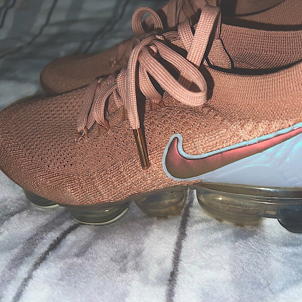 Nike vapormax rose gold size 9
